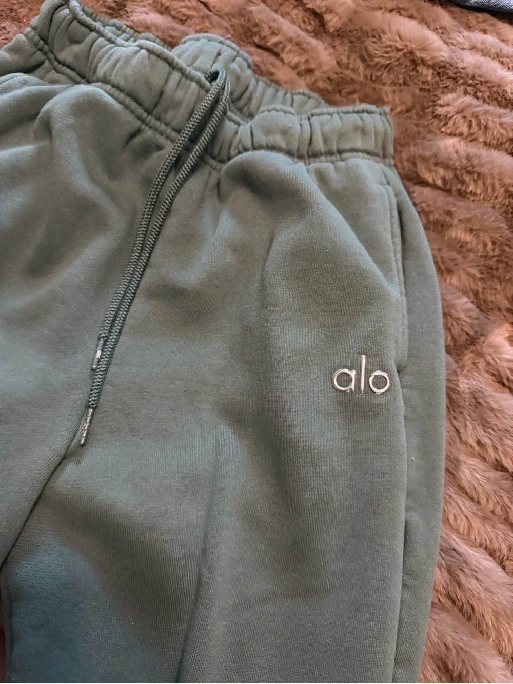 ALO Yoga accolade sweats in clover green